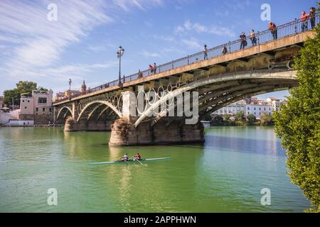 Séville, ESPAGNE - VERS OCTOBRE 2019 : le pont Puente de Isabel II de Séville en Andalousie, Espagne Banque D'Images