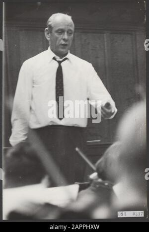 L'Orchestre des étudiants néerlandais répète dans le Ruïnekerk à Bergen (N.H.). Le chef d'orchestre Jan Brussen dirige les répétitions Date: 10 janvier 1966 lieu: Bergen (Noord-Holland) mots clés: Chefs d'orchestre, orchestres Nom personnel: Brussen, Jan Nom de l'institution: Ruïnekerk Banque D'Images