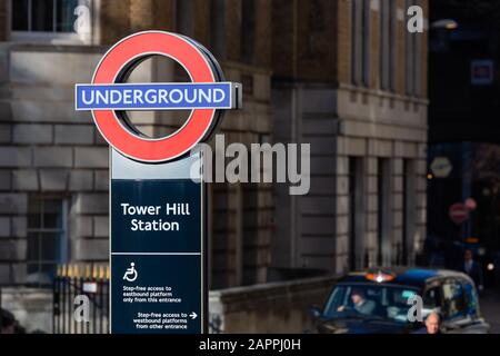 Station Totem pour Tower Hill avec le métro Roundel Banque D'Images