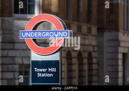 Station Totem pour Tower Hill avec le métro Roundel Banque D'Images