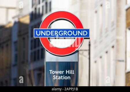 Station Totem pour Tower Hill avec le métro Roundel Banque D'Images