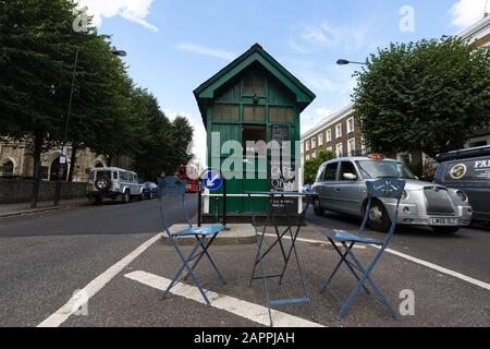 Un refuge de taxi Notting Hill Gate où les cabbies peuvent s'arrêter pour un café et des collations. Banque D'Images