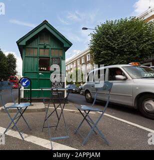 Un refuge de taxi Notting Hill Gate où les cabbies peuvent s'arrêter pour un café et des collations. Banque D'Images