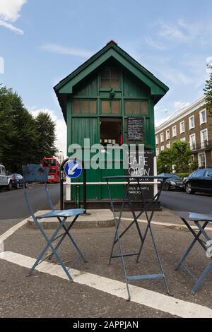 Un refuge de taxi Notting Hill Gate où les cabbies peuvent s'arrêter pour un café et des collations. Banque D'Images