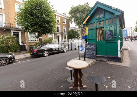 Un refuge de taxi Notting Hill Gate où les cabbies peuvent s'arrêter pour un café et des collations. Banque D'Images