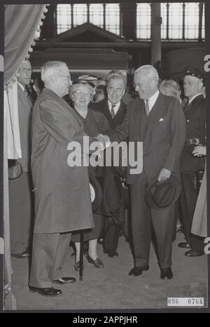 L'ancien président Harry Truman arrive à la Station Hollands Spoor à la Haye. Il est accueilli par l'ambassadeur américain Freeman Matthews (à droite). Mi-Mme Truman Date: 14 Juin 1956 Lieu: La Haye, Zuid-Holland Mots Clés: Ambassadeurs, Visites, Présidents Nom Personnel: Matthews, Freeman, Truman, Harry Banque D'Images