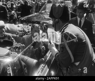 La princesse Beatrix et Claus ont visité Maastricht, Claus a mis la signature sur gant tambour-maitre Date: 10 septembre 1965 lieu: Limbourg, Maastricht mots clés: Visites, signatures, maison royale Nom personnel: Beatrix, princesse, Claus, prince Banque D'Images