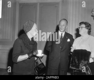 Célébration du dixième anniversaire de la Société néerlandaise des maires au Kurhaus de Scheveningen Mme Van Hall, épouse du maire d'Amsterdam Gijsbert Van Hall Date: 14 octobre 1965 lieu: Scheveningen, Zuid-Holland mots clés: Maires, anniversaires, femmes Nom personnel: Hall-Nijhoff, Emmy van Institutionsnam: Kurhaus Banque D'Images