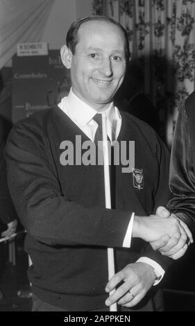 Français Jean Marty champion d'Europe cadre d'ancrage 47/1 à Zwanenburg, à gauche Jean Marty et à droite Hank Scholte Date : 16 janvier 1966 lieu : Noord-Holland, Zwanenburg mots clés : billard, champions Nom personnel : Jean Marty Banque D'Images