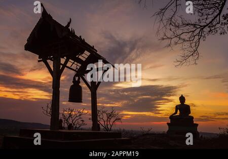 Statue de Bouddha dans le coucher du soleil à Phrabuddhachay Saraburi Temple, Thaïlande Banque D'Images