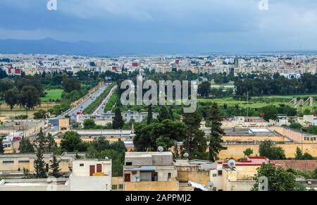 Vue panoramique sur le centre de Fès, Maroc. Vue sur la route dans le centre de Fes Banque D'Images