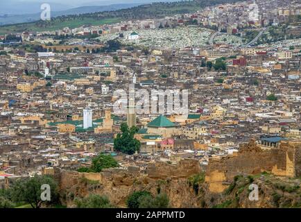 Vue panoramique sur le centre de Fès, Maroc. Magnifique panorama de la médina à Fes, Maroc Banque D'Images