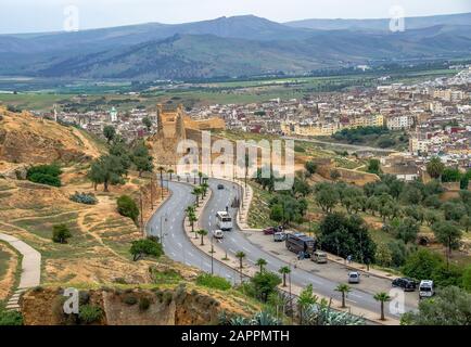 Vue panoramique sur le centre de Fès, Maroc. Vue sur la route dans le centre de Fes Banque D'Images