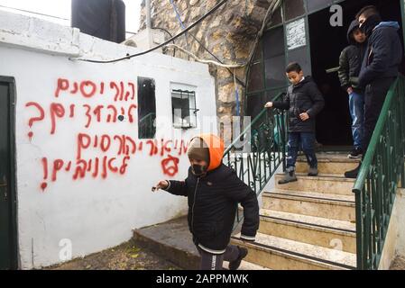 Sharafat, Israël. 24 janvier 2020. La jeunesse palestinienne a passé des graffitis en hébreu en lisant "Ils détruisent les Juifs? Kumi Ori détruira la gauche de l'ennemi sur un mur à l'extérieur d'une mosquée, dans une attaque de haine juive ultranationaliste soupçonnée, à Sharafat, le vendredi 24 janvier 2020. Les attaquants ont également enflammé une vieille mosquée dans le village arabe . Photo par Debbie Hill/UPI crédit: UPI/Alay Live News Banque D'Images