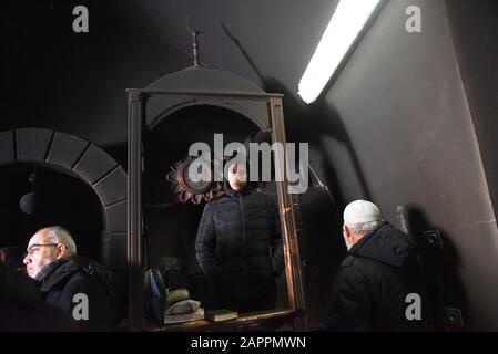 Sharafat, Israël. 24 janvier 2020. Les Palestiniens se pentent sur les dégâts causés à une vieille mosquée, qui a été enflammée par une attaque de haine soupçonnée par des colons israéliens ultranationalistes, dans le village arabe de Sharafat, le vendredi 24 janvier 2020. Les attaquants ont écrit des graffitis en hébreu sur un mur à l'extérieur de la mosquée en lisant "Ils détruisent les Juifs? Kumi Ori détruira l'ennemi.' Kumi Ou est un avant-poste israélien illégal. Photo par Debbie Hill/UPI crédit: UPI/Alay Live News Banque D'Images