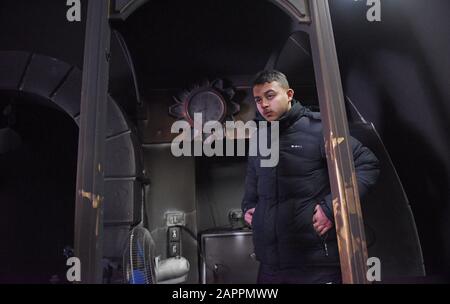 Sharafat, Israël. 24 janvier 2020. Un palestinien se tient dans une vieille mosquée brûlée, qui a été enflammée par une attaque de haine soupçonnée par des colons israéliens ultranationalistes, dans le village arabe de Sharafat, le vendredi 24 janvier 2020. Les attaquants ont écrit des graffitis en hébreu sur un mur à l'extérieur de la mosquée en lisant "Ils détruisent les Juifs? Kumi Ori détruira l'ennemi.' Kumi Ou est un avant-poste israélien illégal. Photo par Debbie Hill/UPI crédit: UPI/Alay Live News Banque D'Images