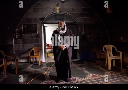 Sharafat, Israël. 24 janvier 2020. Un palestinien se tient dans une vieille mosquée, qui a été enflammée par une attaque de haine soupçonnée par des colons israéliens ultranationalistes, dans le village arabe de Sharafat, le vendredi 24 janvier 2020. Les attaquants ont écrit des graffitis en hébreu sur un mur à l'extérieur de la mosquée en lisant "Ils détruisent les Juifs? Kumi Ori détruira l'ennemi.' Kumi Ou est un avant-poste israélien illégal. Photo par Debbie Hill/UPI crédit: UPI/Alay Live News Banque D'Images