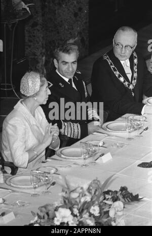 Visite d'État de Mohammed Reza Pahlavi, le Shah de Perse aux Pays-Bas Noenmaal à l'Hôtel de ville de Rotterdam, v. Mme Van Walsum, Shah Mohammed Reza Pahlavi et maire G.E. van Walsum Date: 22 mai 1959 lieu: Rotterdam, Zuid-Holland mots clés: Maires, empereurs, repas Nom personnel: Mohammed Reza Pahlawi (shah Iran), Walsum, G.E. van, Walsum-Quispel, J.M. van Banque D'Images