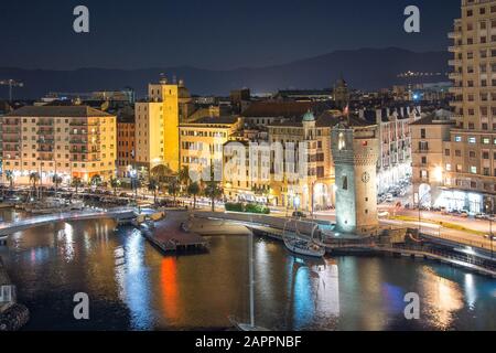 Lumières de Savona, Italie en arrière-plan de nuit Banque D'Images