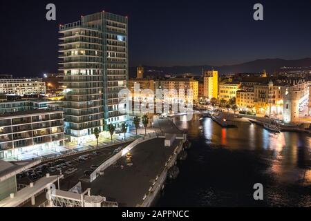 Lumières de Savona, Italie en arrière-plan de nuit Banque D'Images