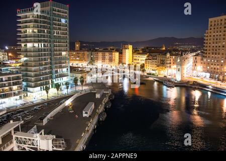 Lumières de Savona, Italie en arrière-plan de nuit Banque D'Images