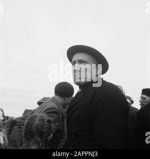 L'anneau couse à la Pentecôte trois sur Walcheren. A Walcherto Annotation: La Pentecôte Trois est une journée traditionnelle du marché à plusieurs endroits Date: 14 mai 1951 lieu: Walcheren, Zeeland mots clés: Marchés, points de suture Banque D'Images