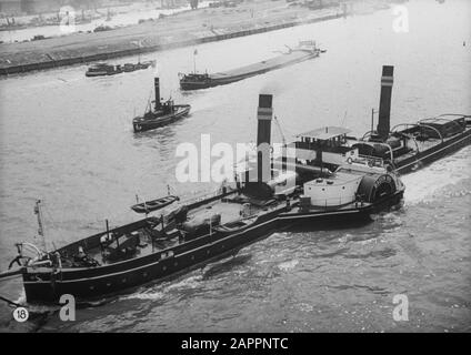 Gloire néerlandaise sur la navigation du Rhin, rapport du remorqueur Damco 9: Allemagne de l'Ouest. Rader boat Baden VIII sur le Rhin près de Duisburg-Ruhrort, vu de la Friedrich-Eber-Brücke Date: 1 avril 1955 lieu: Duisburg, Allemagne, Allemagne de l'Ouest mots clés: Bateaux de navigation intérieure, ports, bateaux à aubes, rivières, remorqueurs, bateaux à vapeur Banque D'Images