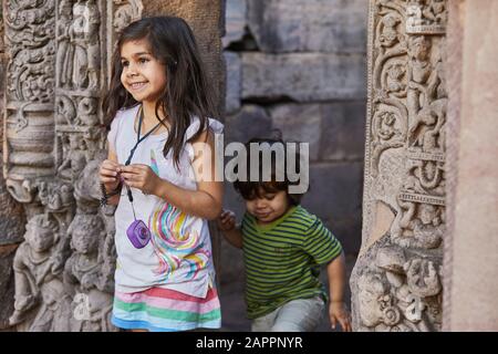 Frères et sœurs explorant le temple, Bhopal, Madhya Pradesh, Inde Banque D'Images