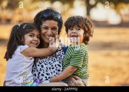 Portrait de la mère heureuse et des enfants Banque D'Images