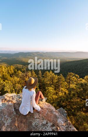 Femme Profitant Du Coucher Du Soleil, Payson, Mogollon Rim, Arizona, États-Unis Banque D'Images