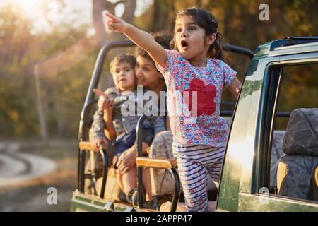 La mère et les enfants profitent de la nature depuis un véhicule tout-terrain Banque D'Images