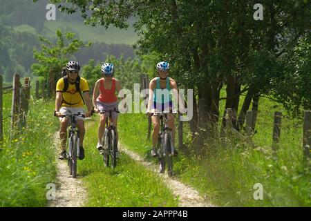 Junge Leute beim Radfahren Österreichische Landschaft bei Schladming - Pays autrichien près de Schladming, vélo d'amis Banque D'Images