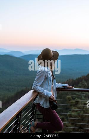 Femme Profitant Du Coucher Du Soleil, Payson, Mogollon Rim, Arizona, États-Unis Banque D'Images