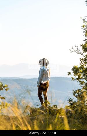 Femme Profitant Du Coucher Du Soleil, Payson, Mogollon Rim, Arizona, États-Unis Banque D'Images