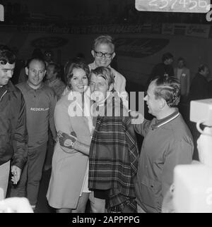 Championnats du monde de cyclisme, Leicester, Angleterre; amateurs de finale stayers; Tribe et épouse et stimulateur cardiaque Stakenburg après la victoire Date: 12 août 1970 lieu: Grande-Bretagne, Leicester mots clés: Amateurs, Femme, randonnée à vélo Banque D'Images