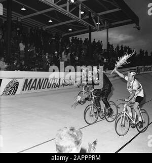 Championnat du monde Cyclisme, Leicester, Angleterre; amateurs de finale stayers; ronde honorifique de (Cornelis) Tribe Date: 12 août 1970 lieu: Grande-Bretagne, Leicester mots clés: Amateurs, CYCLISME, rondes honorifiques, finales Banque D'Images