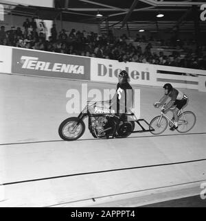 Championnats du monde de cyclisme, Leicester, Angleterre; amateurs de finale stayers; Cees Tribe derrière stimulateur cardiaque Stakenburg Date: 12 août 1970 lieu: Grande-Bretagne, Leicester mots clés: AMATORS, CYCLISME, finales, stimulateurs cardiaques Nom personnel: Tribu, Cees Banque D'Images