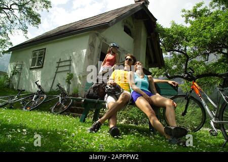 Junge Leute beim Radfahren Österreichische Landschaft bei Schladming - Pays autrichien près de Schladming, vélo d'amis Banque D'Images