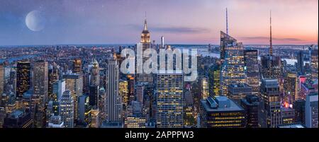 Grand panorama de Manhattan, avec lune et coucher de soleil. New York, États-Unis Banque D'Images