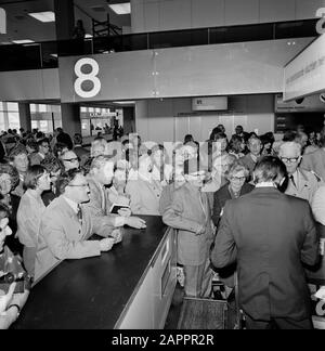 Les participants à un voyage de la fondation "Nous venons" à Schiphol. La fondation "Nous venons" a organisé des voyages bon marché pour donner aux gens l'occasion de visiter leurs parents émigrés. La fondation a été fondée par Maurits Reckman, aéroports Date : 20 mai 1975 lieu : Noord-Holland, Schiphol mots clés : personnes âgées, aéroports Banque D'Images