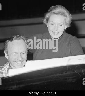 Elisabeth Schwarzkopf dans Concertgebouw, Amsterdam (pianiste: Geoffrey Parsons) Date: 8 février 1977 lieu: Amsterdam, Noord-Holland mots clés: Salles de concert, musique, pianos, récitals, chanteurs Nom personnel: Parsons, Geoffrey, Schwarzkopf, Elisabeth Banque D'Images