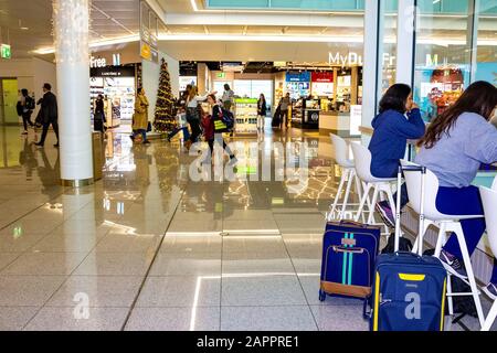 Munich, Allemagne - 12 décembre 2019: Aéroport de Munich le terminal K moderne avec sa boutique hors taxes à Munich, Allemagne le 12 décembre 2019 Banque D'Images