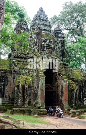 Porte d'entrée à Angkor Thom avec des statues garantes, site classé au patrimoine mondial de l'UNESCO, Angkor, Siem Reap, Cambodge, Indochina, Asie du Sud-est, Asie Banque D'Images