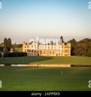 Audley End House. Vue sur la façade du célèbre manoir du XVIIe siècle à l'extérieur de Saffron Walden, dans l'Essex Banque D'Images