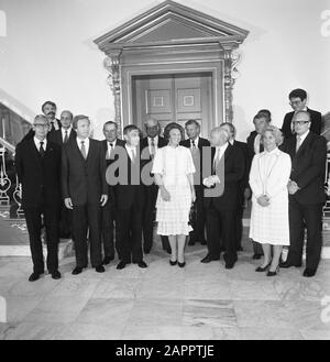 Cabinet Van Agt/Den Uyl Assermenté V.l.n.n. Max van der Stoel (PvdA), JanterLouw (D66), Dries van Agt (CDA), Queen Beatrix, Joop den Uyl (PvdA), Til Gardeniers (CDA), Jos van Keenade (PvdA), André (PvdA) van der Ste Louw (PvdA), Job de Zeevalk (CDA), Dan (CDA), Devalk (CDA), Djean (CDA) Jan de Koning (CDA) lors de l'assermentation du cabinet Van Agt/Den Uyl Date : le 11 septembre 1981 mots clés : Acceptions de bureau, portraits de groupe, ministres, gouvernements Nom personnel : AGT, Dries van, Beatrix (Reine Pays-Bas), Gardeniers-Berendsen, Til, King, Jan de, Louw, André van der, Stee, Fons van der, van der, van der van der, van der van ons, van der, van der, Van der, Banque D'Images