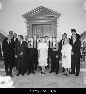 Cabinet Van Agt/Den Uyl assermenté première rangée de Max van der Stoel, Jan Terlouw, Dries van Agt, Queen Beatrix, Joop den Uyl, Til Gardeniers et Jos van Kemenade; Rangée arrière d'André van der Louw, Job de Ruiter, Henk Zeevalking, Fons van der Stee, Jan de Koning pendant l'assermentation du cabinet Van Agt/Den Uyl Date : 11 septembre 1981 lieu : la Haye, Zuid-Holland mots clés : Acceptions de fonctions, ministres, gouvernements Nom personnel : Beatrix (Reine Pays-Bas), Gardeniers-Berendsen, Til, Koning, Jan de, Louw, André van der, Ste, Fons van der, Stoel, Max van der, Terlouw, Jan, Uyl, Joop den Banque D'Images