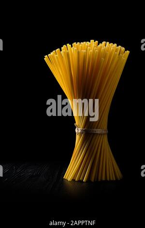 Photo clé faible des pâtes de ziti de blé entier. Spaghetti de tube organique. Banque D'Images