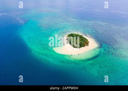 Île tropicale avec plage de sable dans la mer bleue avec récif de corail, vue de dessus. Île Rosa, Philippines. Concept de voyage : plage de sable tropical et vue sur l'eau turquoise depuis le sommet. Banque D'Images