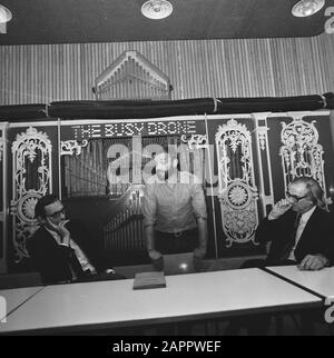 Orgel Le drone occupé à Stedelijk Museum transféré à la municipalité d'Amsterdam, Alderman Lammers (à gauche) et à l'éditeur G. Lubberhuizen pour l'organe Date : 18 juin 1973 lieu : Amsterdam, Noord- Holland mots clés : municipalités, musées, organes, transferts, éditeurs Nom personnel : Lammers, Han, Lubberhuizen, Geert Banque D'Images