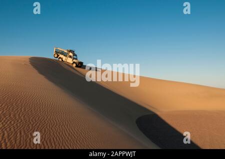 Véhicule tout-terrain sur les dunes de sable, Parc national de la Côte Skeleton, Namibie Banque D'Images
